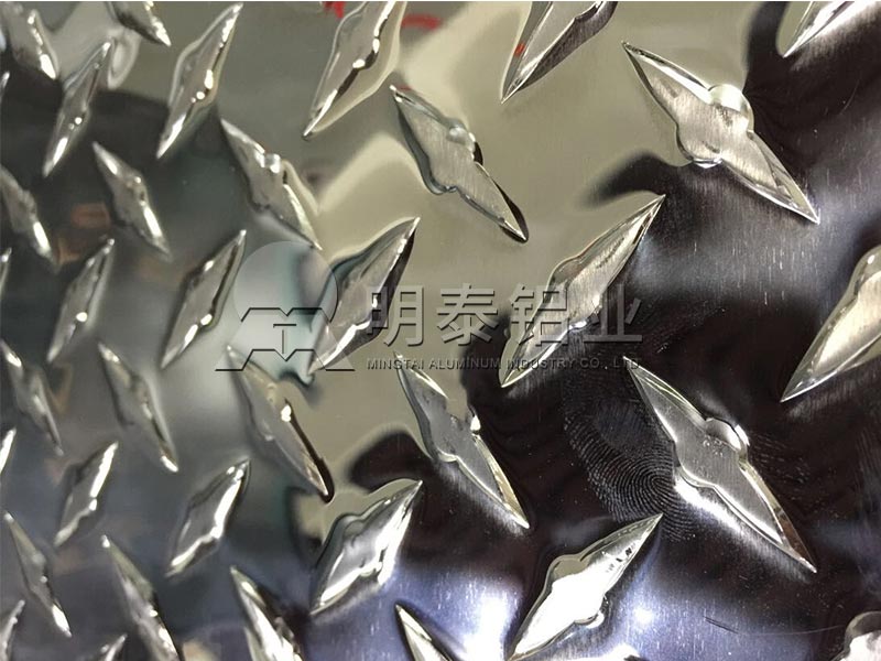 鋁板廠家_工廠廠房用防滑一條筋花紋鋁板卷價(jià)格多少錢？